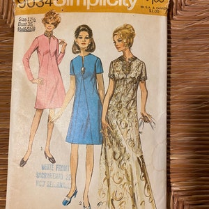 以下が含まれることがあります： シンシティの縫製パターン番号9034は、ドレス用です。このパターンには、襟付きの半袖ドレス、Vネックの半袖ドレス、Vネックの長袖ドレスの3つの異なるスタイルが含まれています。このパターンは、サイズ12 1/2、バスト35、ハーフサイズ用です。