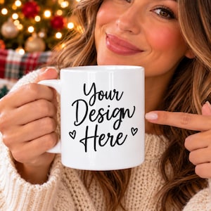 Può includere: Una tazza in ceramica bianca con il testo stampato in nero Your Design Here, affiancato da due piccole icone a forma di cuore nere. La tazza presenta una finitura liscia e lucida e un manico curvo, ideale come base per grafiche.