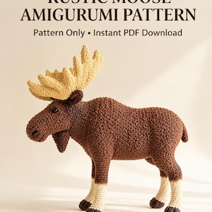 Puede incluir: Un alce de ganchillo amigurumi con cuerpo marrón oscuro, astas color crema y patas inferiores color crema con pezuñas marrón oscuro. El texto RUSTIC MOOSE AMIGURUMI PATTERN Pattern Only • Instant PDF Download aparece sobre la figura.