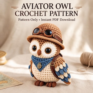 Può includere: Una bambola gufo all'uncinetto che indossa un cappello da aviatore marrone con occhiali protettivi, una bandana blu con un ciondolo a bussola e uno zaino marrone. Il testo recita AVIATOR OWL CROCHET PATTERN Pattern Only Instant PDF Download.