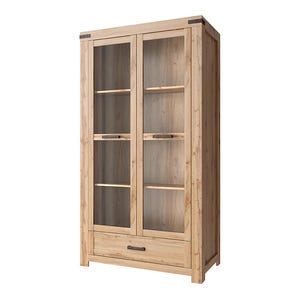 Puede incluir: Un armario alto de madera clara con veteado, que presenta dos puertas con paneles de vidrio que revelan estantes internos. La unidad incluye un cajón horizontal en la base con un tirador de metal oscuro y detalles metálicos en las esquinas superiores.