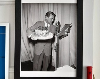 Impression photo : Cary Grant avec un gâteau d'anniversaire, 1955