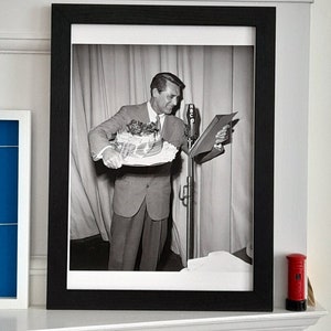Fotoafdruk: Cary Grant met verjaardagstaart, 1955