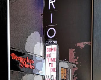 Impresión fotográfica: El cine Art Déco Rio, Dalston, Londres - James Bond, Sin tiempo para morir