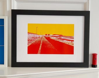 992: Paseo marítimo de Prestwick con cabañas en las salinas (cielo rojo/amarillo) - serigrafía de edición limitada
