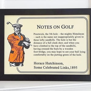 Peut inclure: Impression encadrée noire avec une illustration vintage d'un golfeur en veste orange et le texte "NOTES ON GOLF" et une description du 5ème trou à Prestwick. Comprend le texte "Horace Hutchinson, Some Celebrated Links, 1895."