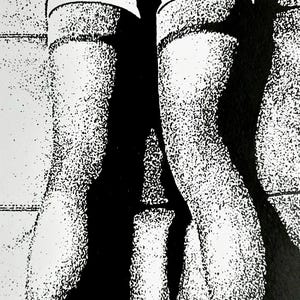 Puede incluir: Ilustración en blanco y negro de un par de piernas con medias blancas y ligas negras.
