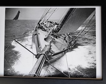 Yate de carreras Shamrock II navegando durante la Regata de Kiel, década de 1900