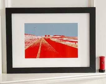 989: Paseo marítimo de Prestwick con cabañas en las salinas (cielo rojo/azul) - serigrafía de edición limitada