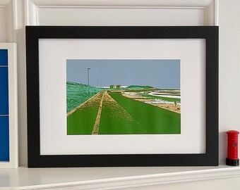 990: Paseo marítimo de Prestwick con cabañas en las salinas (cielo verde/azul) - serigrafía de edición limitada