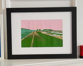 991: Paseo marítimo de Prestwick con cabañas en las salinas (cielo verde/rosa) - serigrafía de edición limitada