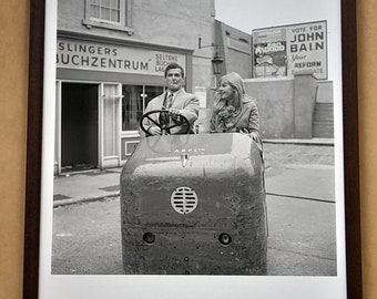 Fotografische Druck : Roger Moore, “The Saint”, mit Anneke Wills, 1966