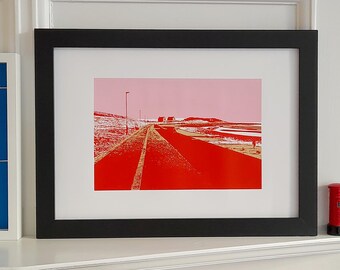993: Paseo marítimo de Prestwick con cabañas en las salinas (cielo rojo/rosa) - serigrafía de edición limitada