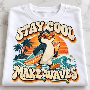 Stay Cool Make Waves PNG、レトロなサーフィンペンギンデザイン、夏のビーチ昇華プリント、かわいいペンギンシャツグラフィック、ヴィンテージサーフアート