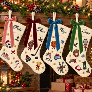 Gepersonaliseerde kerstsok met sportthema, geborduurde naam, cadeau voor sportliefhebbers 2026, vintage kerstsok cadeau