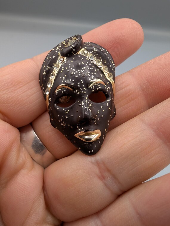 Sparkly Genie brooch with articulated rhinestone eyes