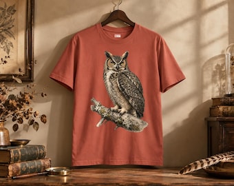 Camiseta com estampa vintage de coruja-orelhuda, tema história natural e ornitologia.