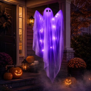 Könnte beinhalten: Eine hängende Geisterdekoration aus durchscheinendem weißem Stoff, die von innen durch helle violette LED-Lichter beleuchtet wird. Der Geist hat einen abgerundeten Kopf mit zwei dunklen ovalen Augenausschnitten und lange, fließende Stoffbahnen.