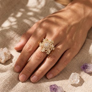 Anillo giratorio antiestrés con diseño de copo de nieve y estrella, oro y circonitas cúbicas, ajustable, ideal para mujeres y como regalo de aniversario.