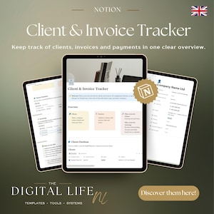 Op de afbeelding: Een digitale Notion Client & Invoice Tracker sjabloon weergegeven op drie tabletschermen. De interface bevat secties voor klantdatabases, facturering en betalingsoverzichten met een gouden Notion-logo op het centrale scherm.