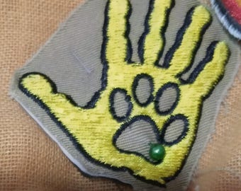 Patch bordado com estampa de mão