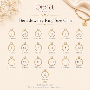 K&ouml;nnte beinhalten: Eine Bera Jewelry Ringgr&ouml;&szlig;entabelle mit goldfarbenen Ringillustrationen in den Gr&ouml;&szlig;en 3 bis 12. Jedes Ringsymbol zeigt die entsprechende Gr&ouml;&szlig;ennummer und den Innendurchmesser in Millimetern, von 14,0 mm bis 21,4 mm.