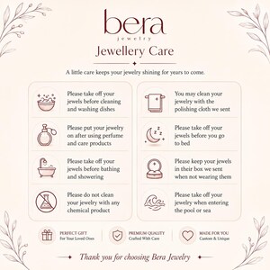 Op de afbeelding: Een Bera sieradenverzorgingskaart met een cr&egrave;mekleurige achtergrond en donkerrode tekst. Het bevat acht richtlijnen voor het onderhoud van sieraden met iconen en tekst, waaronder het advies om sieraden af te doen voor het schoonmaken of slapen.