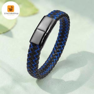 Peut inclure: Un bracelet tressé composé de brins noirs et bleu vif entrelacés. Le design comprend un fermoir rectangulaire en métal noir lisse qui maintient les extrémités de la bande tressée, créant une boucle continue avec une finition polie.