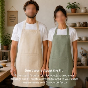 Könnte beinhalten: Zwei Schürzen, eine in Beige und eine in Salbeigrün, jeweils mit einer großen Vordertasche, verstellbaren Nackenbändern und Taillenbändern. Der Text auf dem Bild lautet: Don’t Worry About the Fit! If the size isn’t quite right for you, just drop me a message.