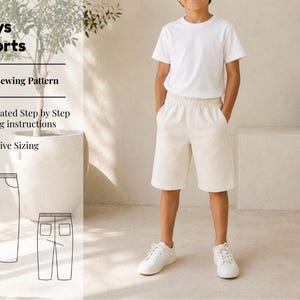 Könnte beinhalten: Ein PDF-Schnittmuster für Jungenshorts mit illustrierter Schritt-für-Schritt-Anleitung und inklusiven Größen. Das Bild zeigt ein weißes T-Shirt und cremefarbene Shorts mit elastischem Bund sowie eine Strichzeichnung der Shorts.