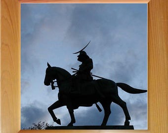 Quadro da parete "Cavaliere samurai al crepuscolo" / Download digitale con effetto incorniciato / Stampa artistica giapponese su cedro Sugi