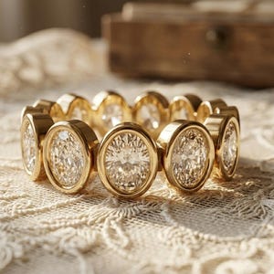 Anillo de eternidad ovalado con moissanita, engaste biselado, estilo art déco, en oro amarillo.