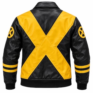 Può includere: Una giacca in pelle nera con un grande motivo a X giallo sul retro, loghi X circolari gialli su ogni spalla e due strisce orizzontali gialle su ogni manica. La giacca presenta un colletto nero e polsini a coste neri.