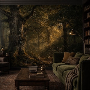 Puede incluir: Un gran mural de pared que representa un bosque denso y oscuro con un árbol antiguo prominente en primer plano, con tonos verde intenso y marrón dorado. La escena incluye una mesa de centro de madera oscura, un sofá de terciopelo verde y una estantería.