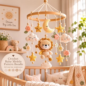 Peut inclure: Un mobile pour bébé au crochet avec un lion central, un croissant de lune, des étoiles, des nuages et des fleurs suspendus à un cadre en bois circulaire. Le texte sur le graphique circulaire indique : Crochet Baby Mobile Pattern Bundle PDF DIGITAL DOWNLOAD.