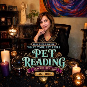 Può includere: Una grafica digitale con il testo 100% REAL PSYCHIC WHAT YOUR PET FEELS PET READING PSYCHIC READING SAME HOUR. L'immagine mostra una persona con un top nero seduta a un tavolo con candele accese, una sfera di cristallo e un panno stellato.