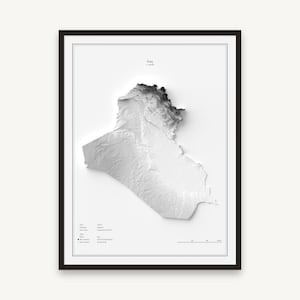 Op de afbeelding: Een ingelijste topografische kaart van Irak in zwart-wit. De kaart toont een 3D-reliëf met terreinhoogtes, met de tekst Iraq bovenaan en technische gegevens inclusief hoogtedetails en een schaalbalk aan de onderzijde van de kaart.