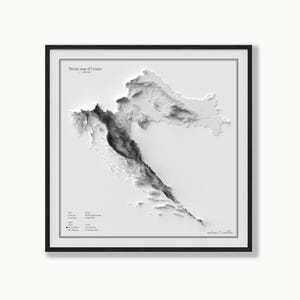Op de afbeelding: Een ingelijste vierkante wanddecoratie met een contrastrijke zwart-wit 3D-terreinkaart van Kroatië. De kaart toont gedetailleerd topografisch reliëf met donkere schaduwen voor bergen en lichte gebieden voor vlaktes, inclusief tekst.