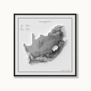 Könnte beinhalten: Eine gerahmte, quadratische Geländekarte von Südafrika in Graustufen. Die Karte zeigt ein 3D-Relief mit Höhenunterschieden, wobei Textdetails wie der Titel und Höhendaten in der oberen linken Ecke aufgedruckt sind.