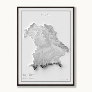 Puede incluir: Un mapa de terreno enmarcado de Baviera en tonos grises y blancos, con un efecto de relieve tridimensional. El mapa incluye el título Terrain map of Bavaria, datos técnicos y una barra de escala en la parte inferior, dentro de un marco oscuro.
