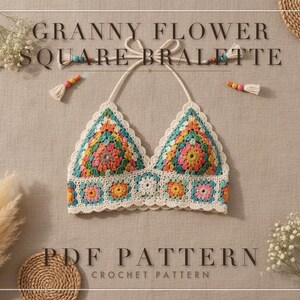 Puede incluir: Un bralette de ganchillo con un patrón de flores en cuadrados granny en tonos vibrantes de naranja, rosa, amarillo, verde azulado y blanco. La prenda tiene un borde festoneado, tiras al cuello con cuentas de madera y el texto GRANNY FLOWER SQUARE BRALETTE.