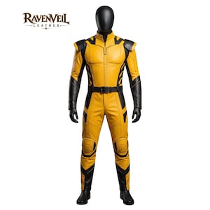 Peut inclure: Une combinaison intégrale en cuir jaune et noir sur un mannequin, dotée d'un col montant, d'épaulettes, d'une ceinture noire et de genouillères renforcées. Le logo Ravenveil Leather est visible dans le coin supérieur gauche de l'image.