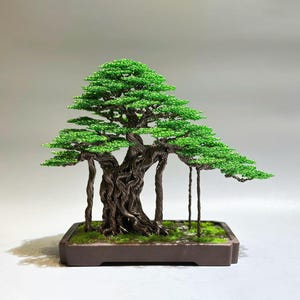 Draadbonsaiboompje, handgemaakte minisculptuur | Gekleurd aluminium, geëmailleerde keramische pot | 20 cm hoog, groen mos