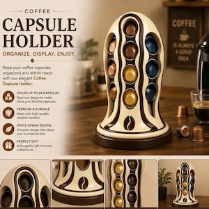 Puede incluir: Un soporte para cápsulas de café en color crema y marrón oscuro con un diseño vertical curvo que almacena hasta 24 cápsulas. La unidad presenta un icono de grano de café central en la base e incluye el texto COFFEE CAPSULE HOLDER ORGANIZE. DISPLAY. ENJOY.