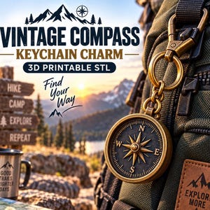 Può includere: Un portachiavi a bussola in metallo color ottone con un quadrante circolare che mostra i punti cardinali N, E, S e W. Il testo VINTAGE COMPASS KEYCHAIN CHARM 3D PRINTABLE STL e FIND YOUR WAY è visibile su uno sfondo di montagna.