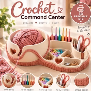 Op de afbeelding: Een beige en roze 3D-printbare haak-organizer met een garenkom met een hartvormige uitsparing, een houder voor zes haaknaalden, een bakje voor steekmarkeerders en opbergvakken voor scharen.