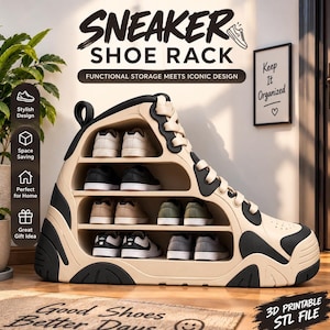 Peut inclure: Un meuble à chaussures en forme de basket beige et noir avec quatre étagères contenant huit paires de chaussures. Le meuble présente des lacets et des œillets noirs. Le texte inclut SNEAKER SHOE RACK, FUNCTIONAL STORAGE MEETS ICONIC DESIGN et 3D PRINTABLE STL FILE.