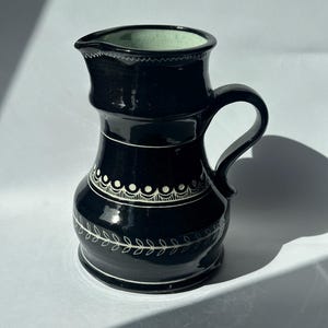 Suzy Reichenshammer Vintage svart keramikkanna, handmålad krämfärgad och grön keramikkanna, rustik lantlig inredning, Studio keramikvas