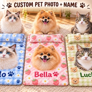 Puede incluir: Tres alfombrillas rectangulares para mascotas con almohadas a juego, cada una con foto, nombre y huella de mascota. La azul tiene margaritas, la rosa fresas y margaritas, y la verde caras de ositos. El texto dice CUSTOM PET PHOTO + NAME.