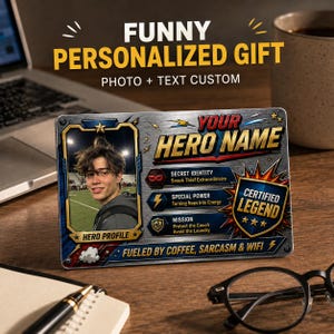 Puede incluir: Un letrero metálico rectangular con una foto personalizada en un marco de perfil de héroe. El diseño incluye campos de texto para el nombre del héroe, identidad secreta, superpoder y misión, con un escudo que dice Certified Legend.